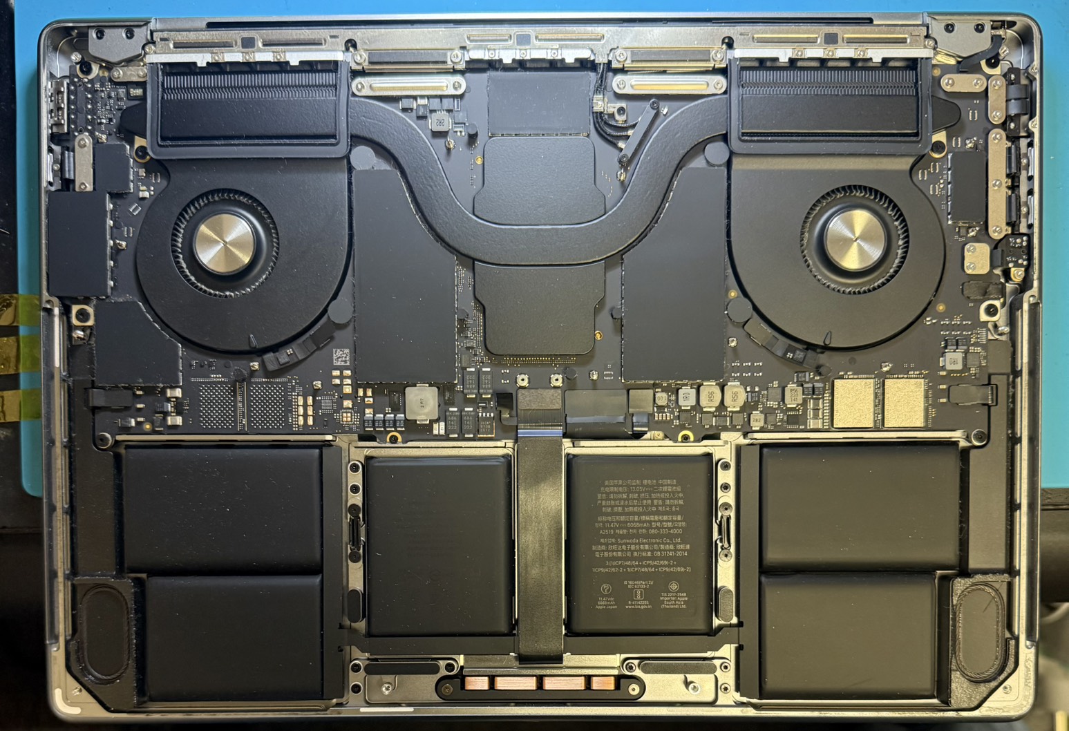 MacBook Pro A2442 分解後の内部