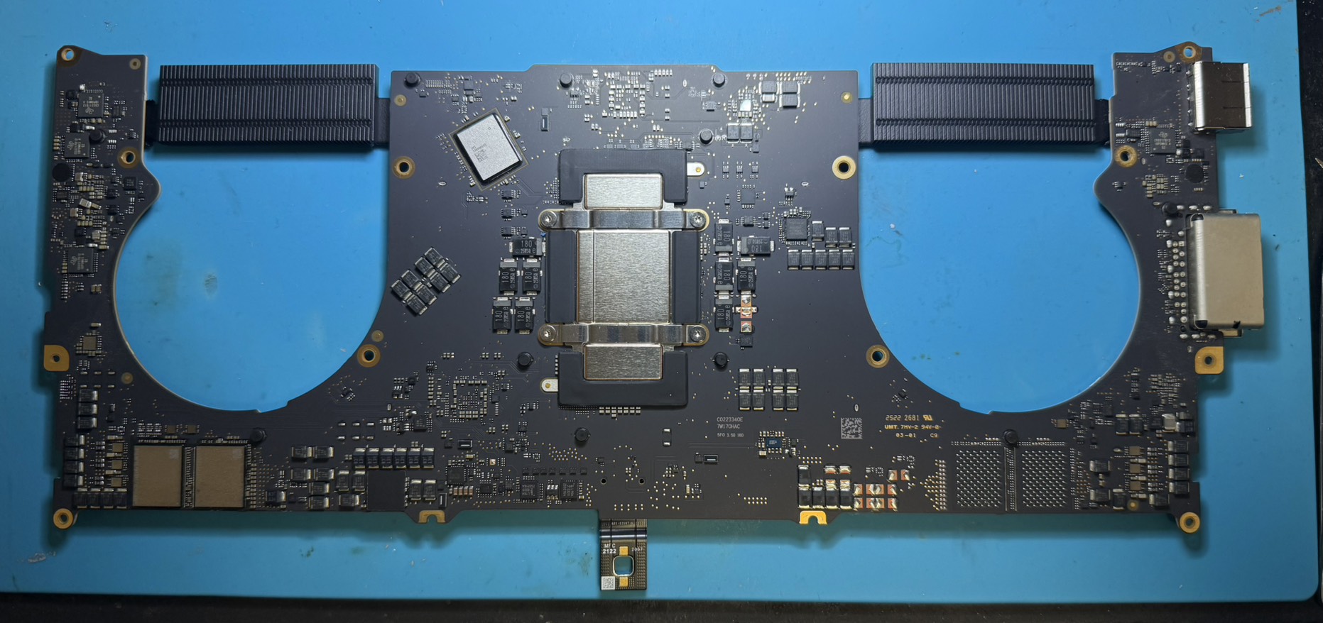 MacBook Pro A2442 ロジックボード取り外し