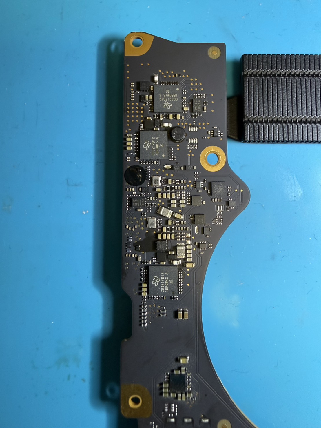 MacBook Pro A2442 I/OボードのUSB-Cコントローラー