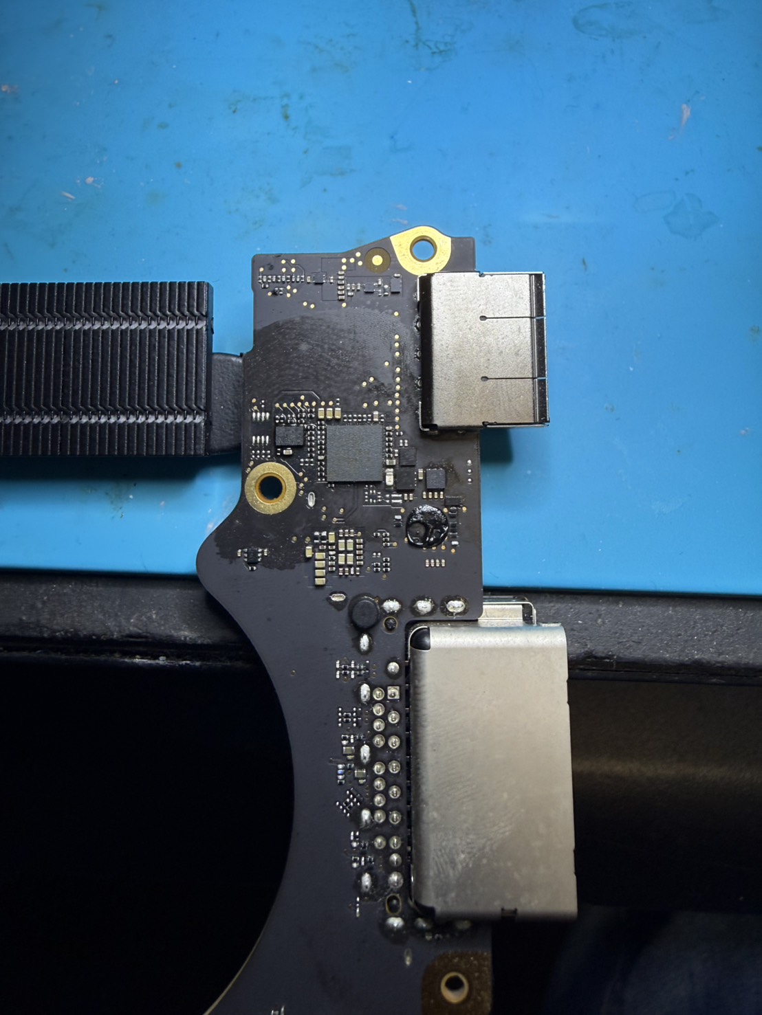 MacBook Pro A2442 I/Oボード損傷箇所
