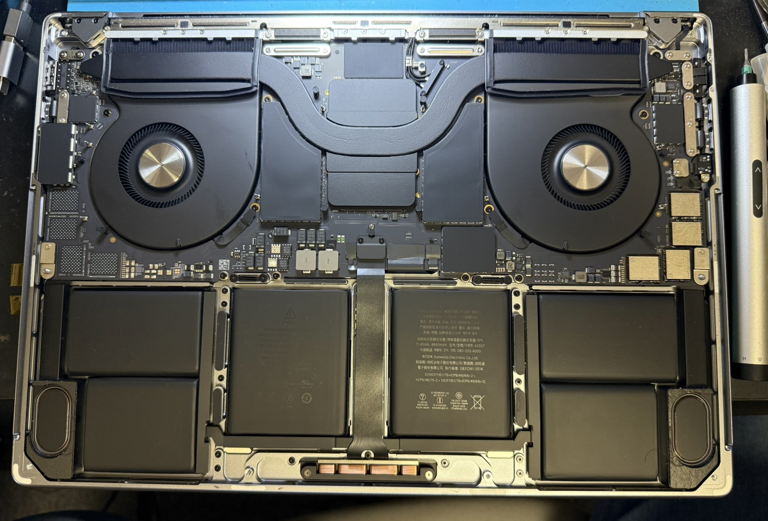 MacBook Pro A2485 分解後の内部 ロジックボードとデュアルファン