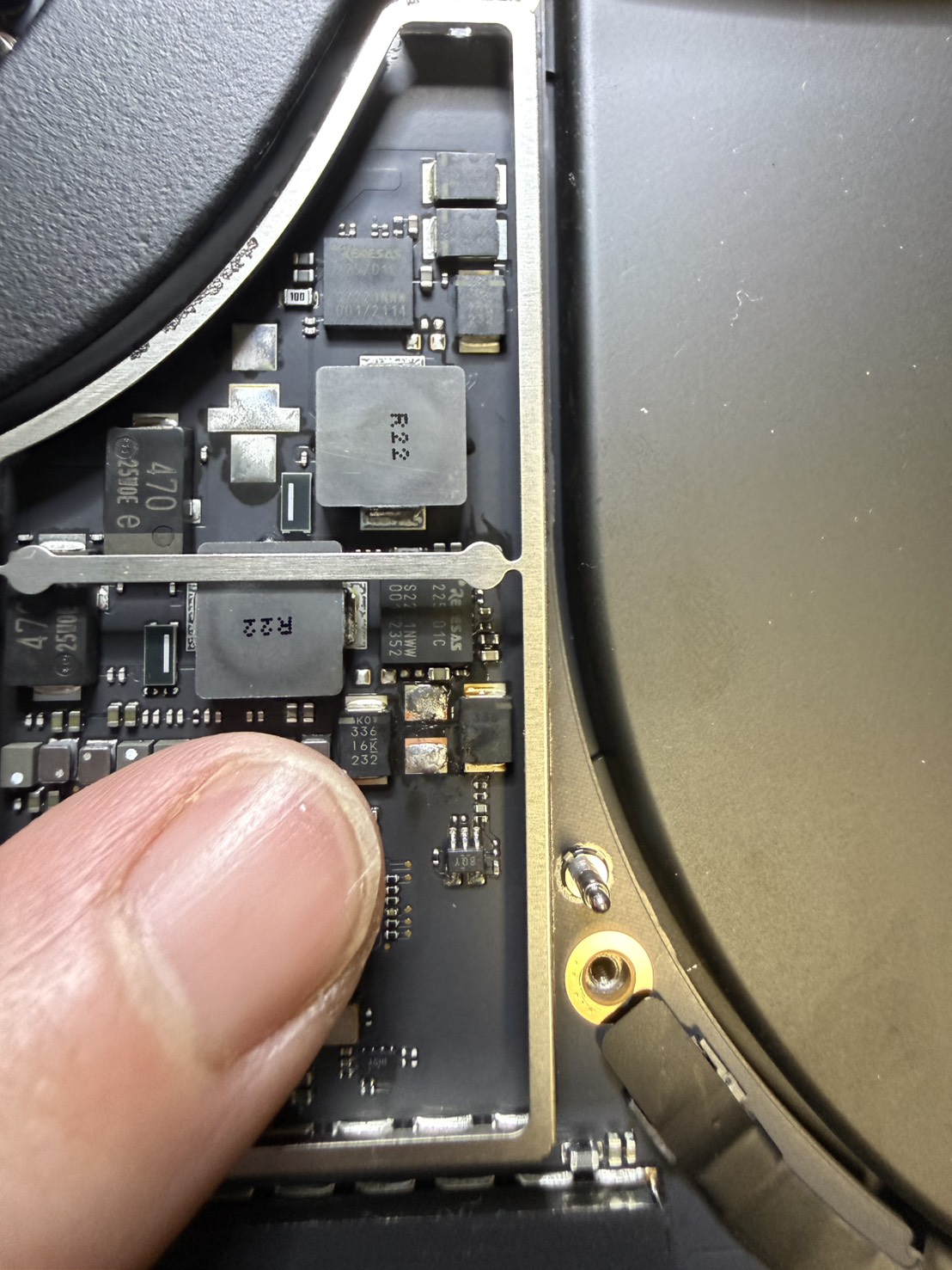 MacBook Pro A2485 ロジックボード C9233コンデンサ修理箇所アップ