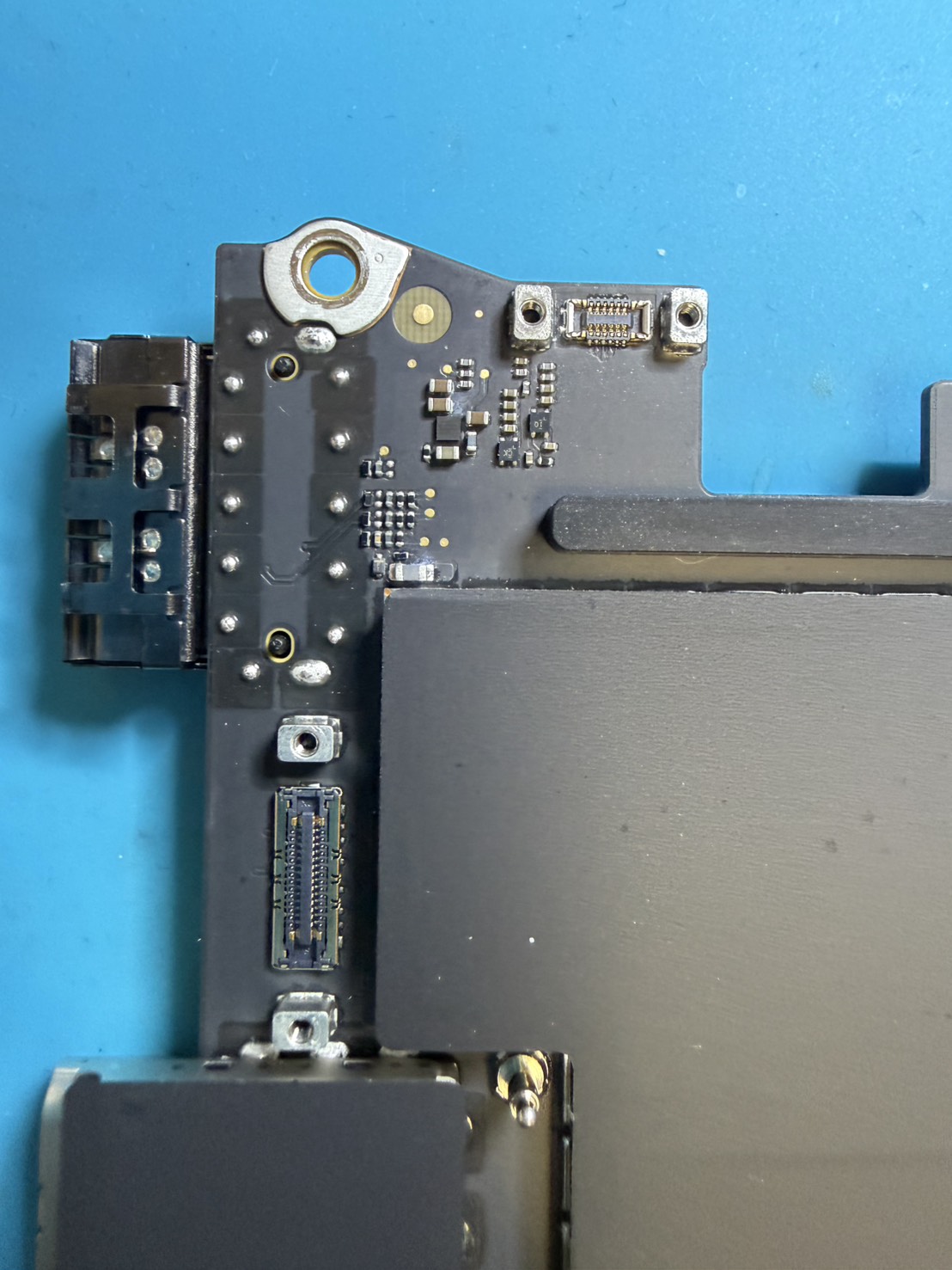 MacBook Pro A3434 I/Oボード接写