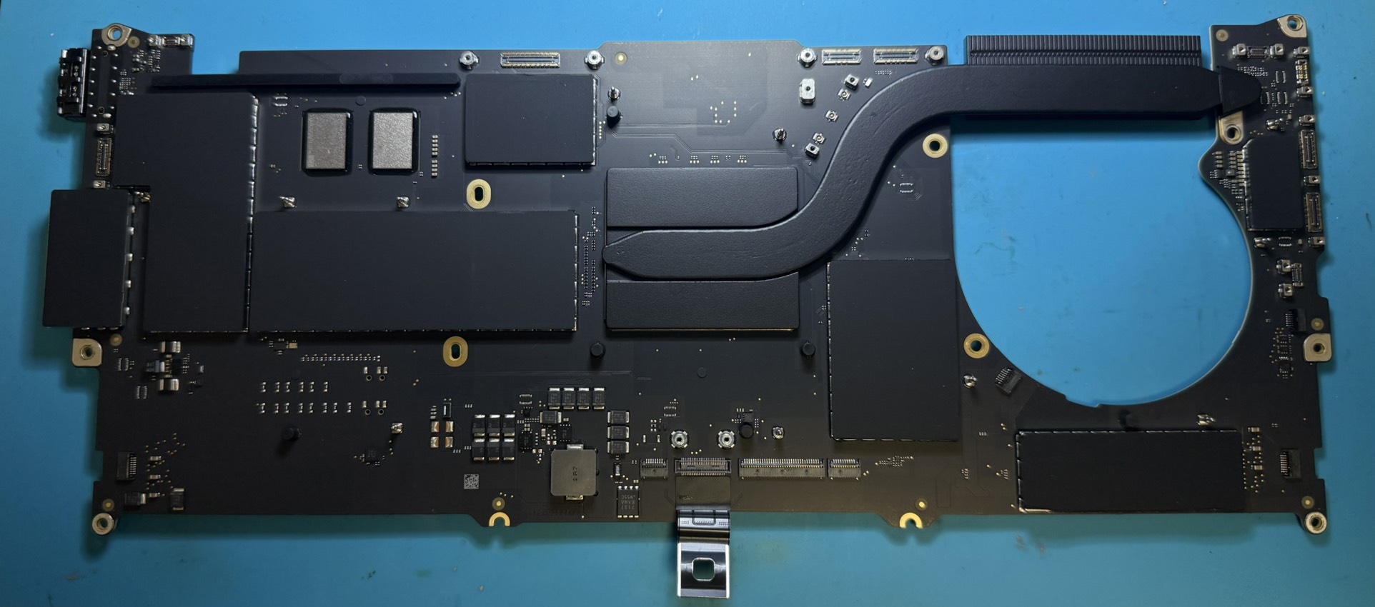 MacBook Pro A3434 ロジックボード表面確認