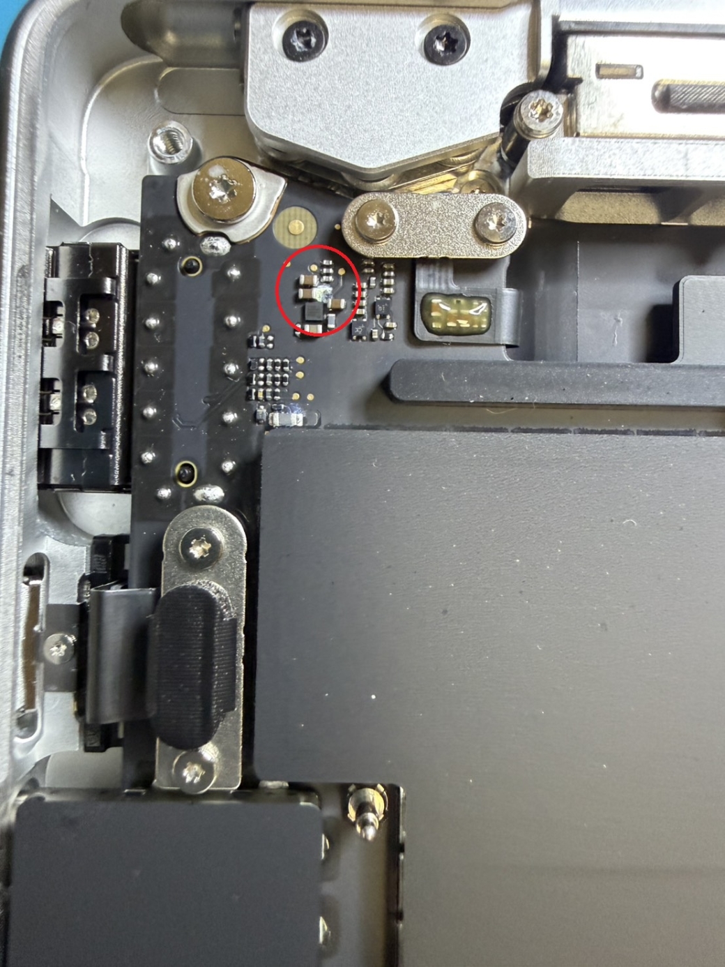 MacBook Pro A3434 基板上で水濡れが顕著に見られた箇所（赤丸マーク）