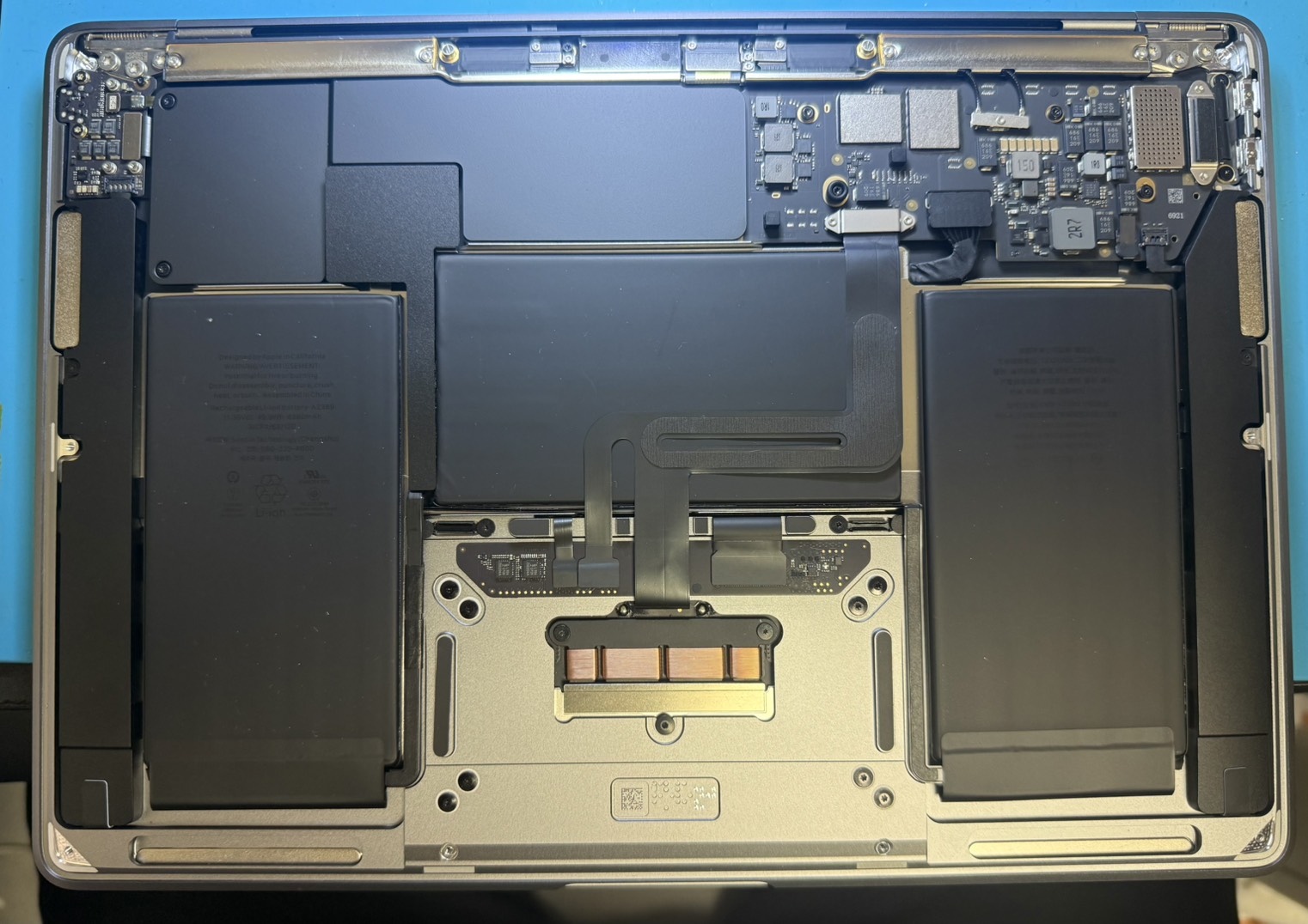 MacBook Air A2337 底面カバーを外した内部