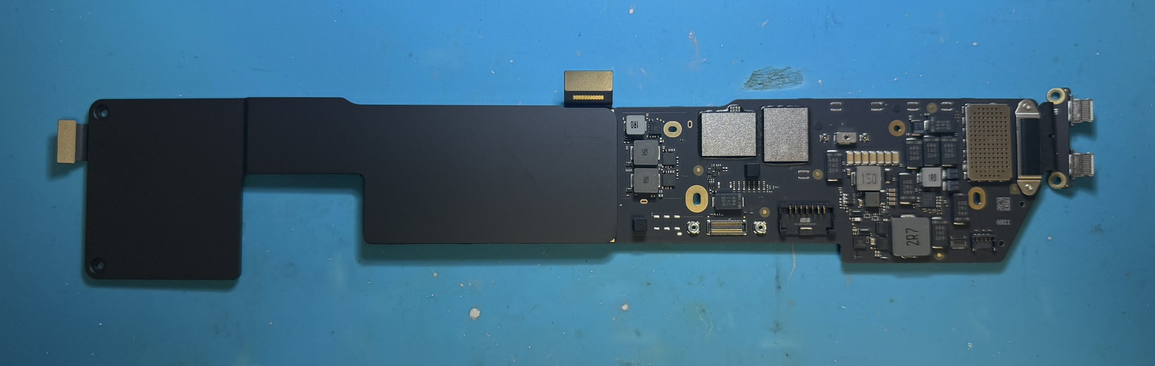 MacBook Air A2337 ロジックボード表面