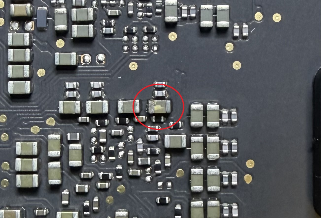 MacBook Air A2337 修理前 コンデンサ不良箇所