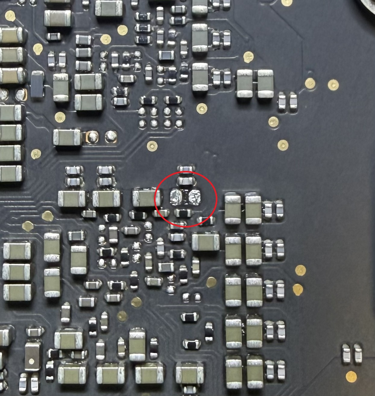 MacBook Air A2337 コンデンサ交換作業中