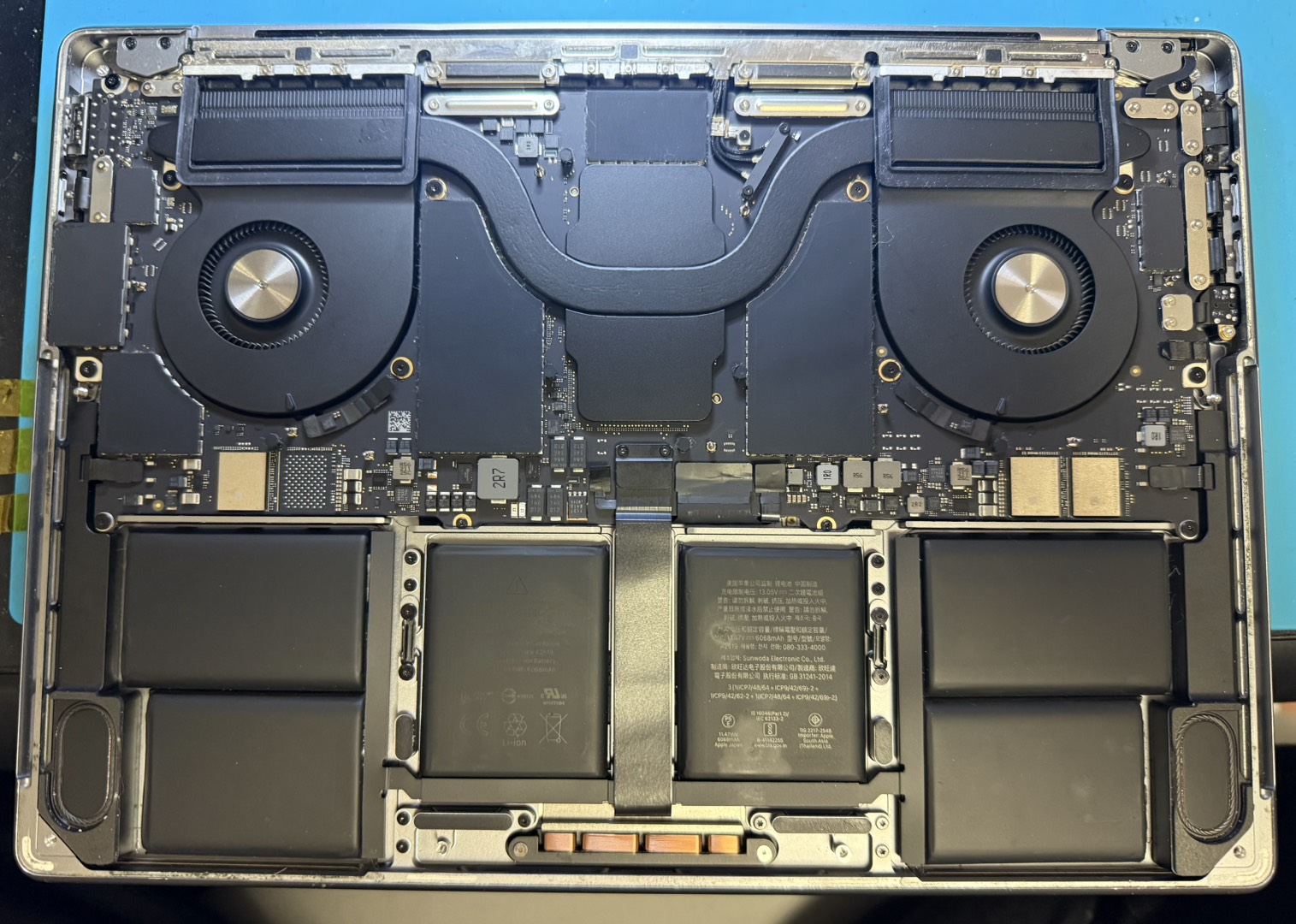 MacBook Pro A2442 底面カバーを取り外した内部の様子