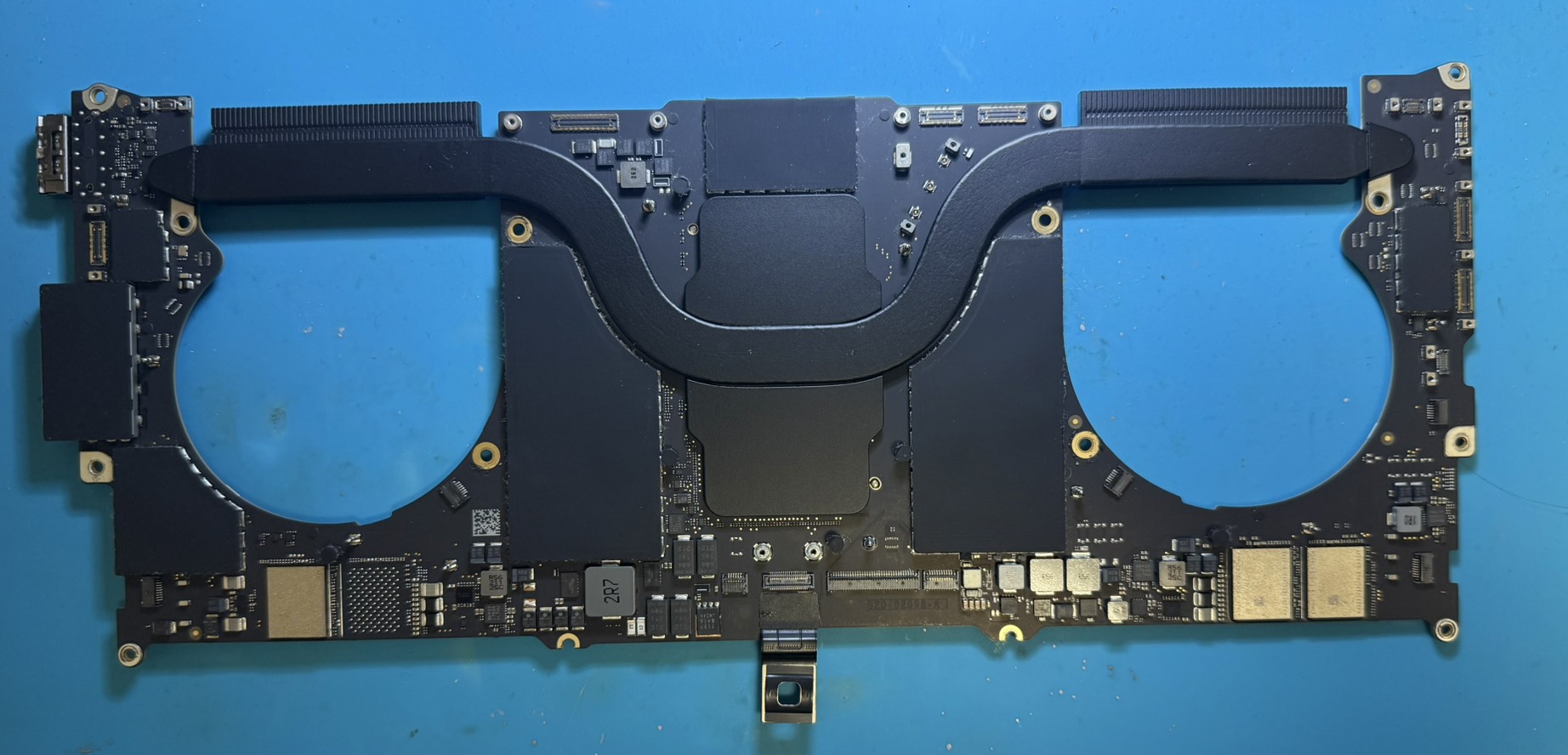 MacBook Pro A2442 ロジックボード表面