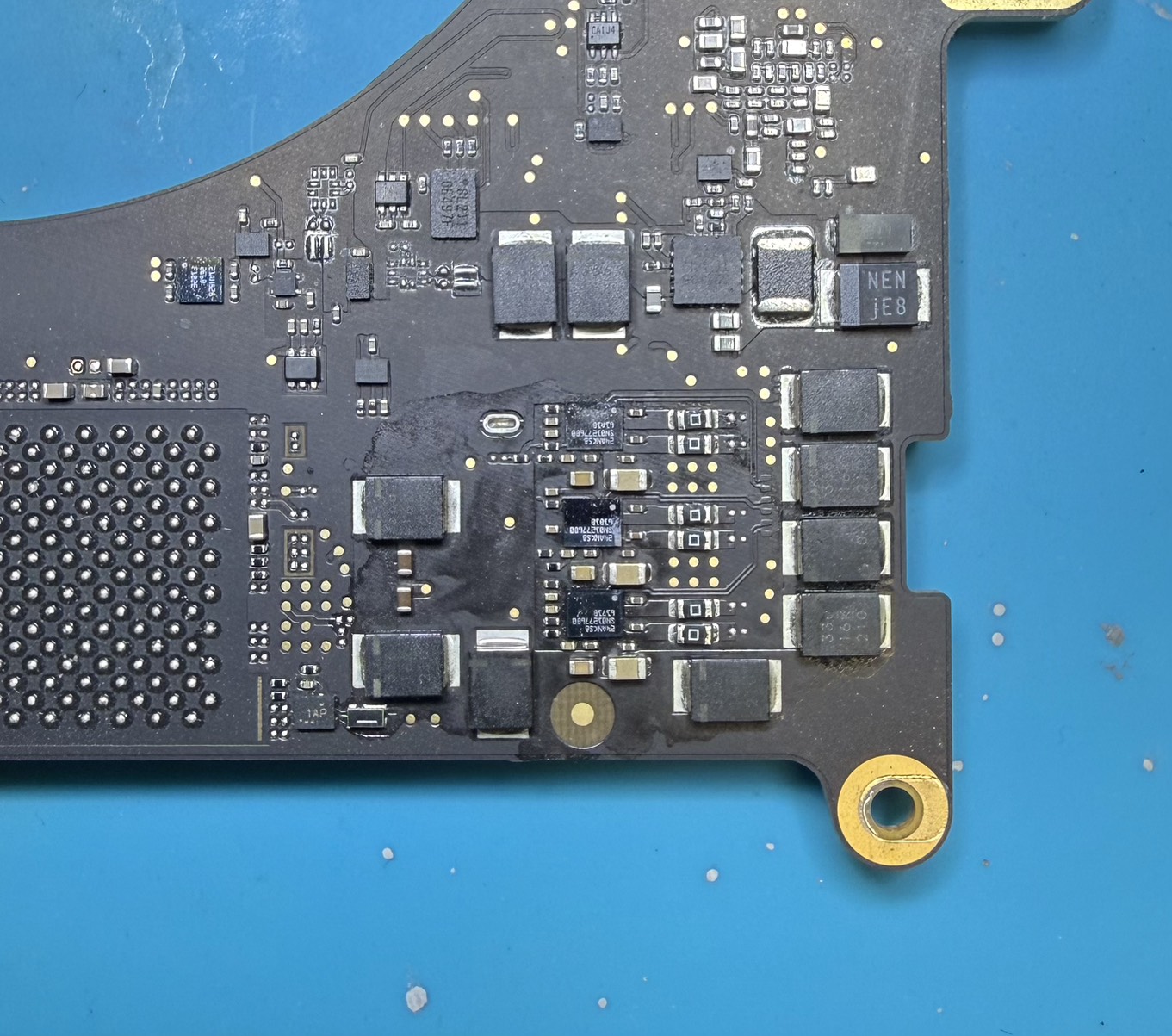 MacBook Pro A2442 音声IC 修理前のクローズアップ