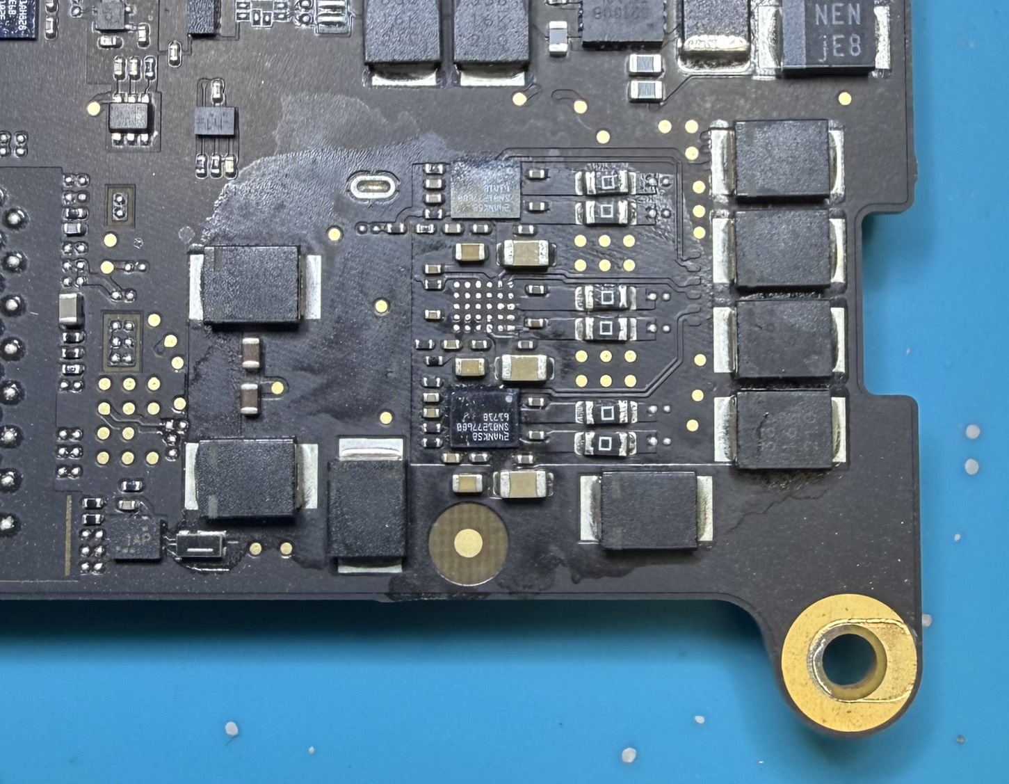 MacBook Pro A2442 音声IC 取り外し作業中