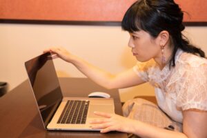 >MacBookがいきなり落ちる原因はバッテリーだけ？基板故障の可能性と修理前の確認ポイント