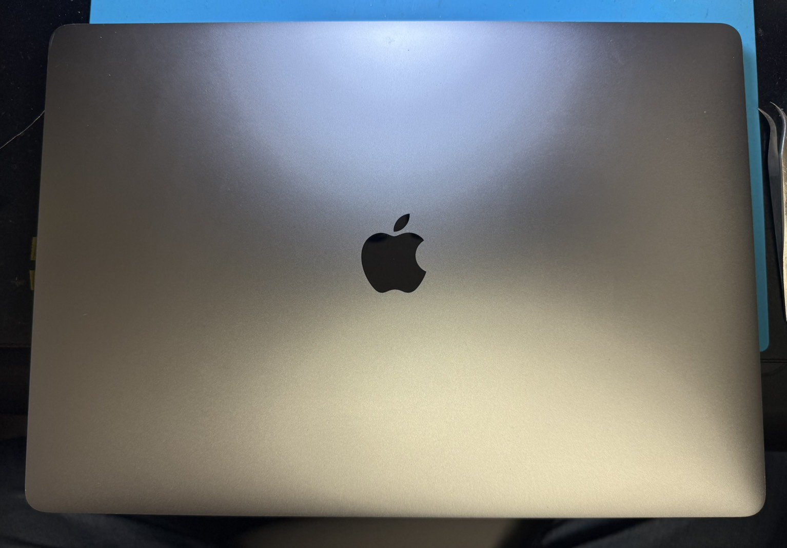 外観(MacBook Pro A1990)