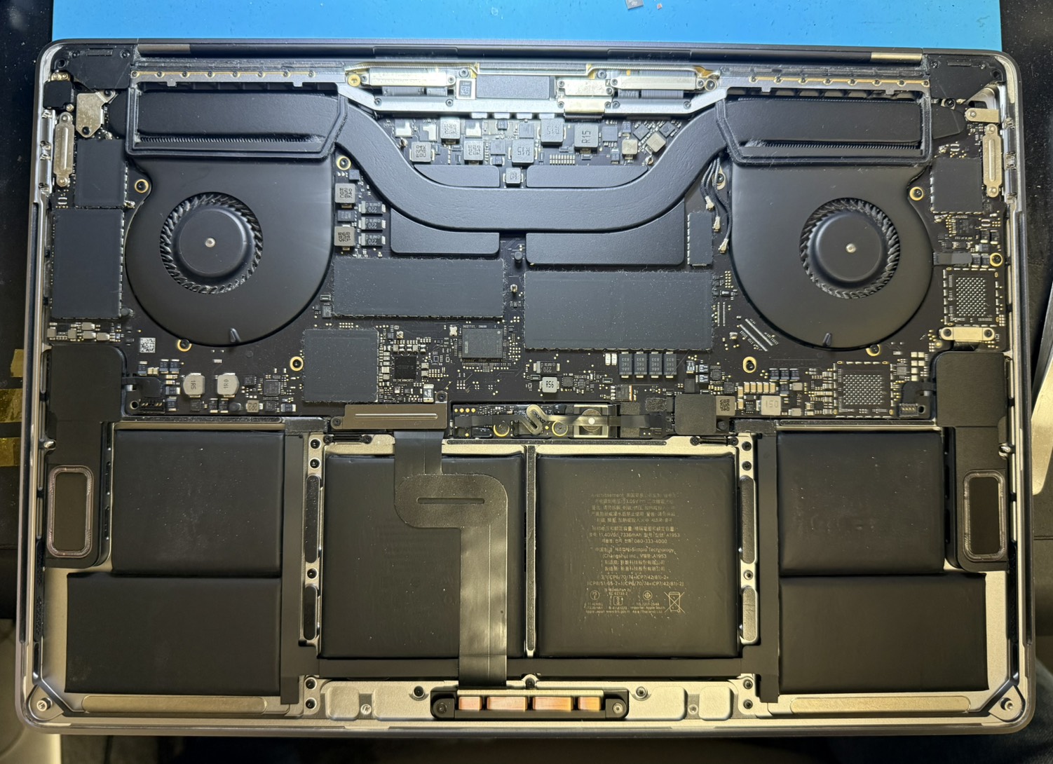 底面カバーを外した内部(MacBook Pro A1990)