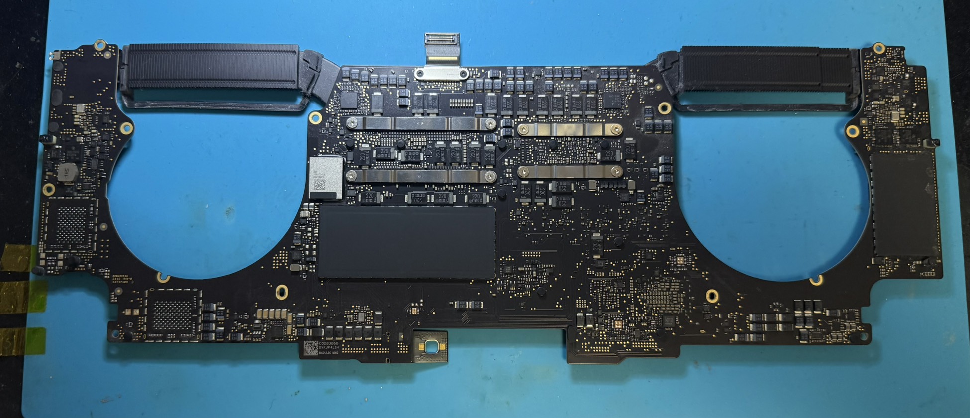 ロジックボード裏面(MacBook Pro A1990)