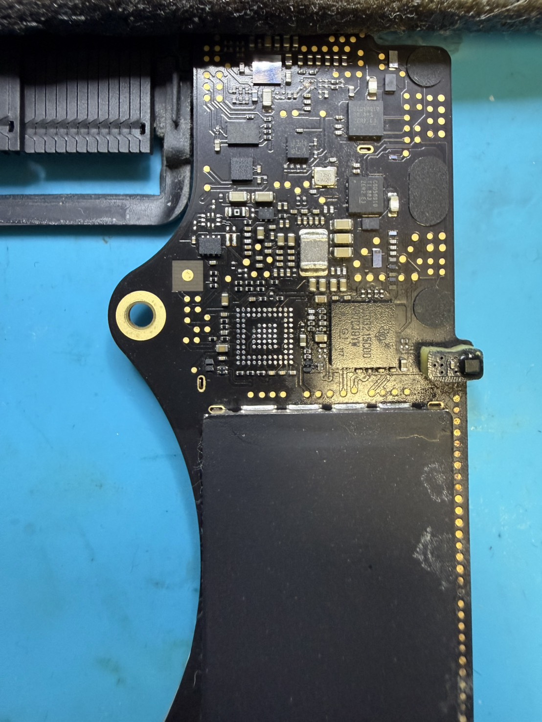 修理中:ICチップ取り外し(MacBook Pro A1990)