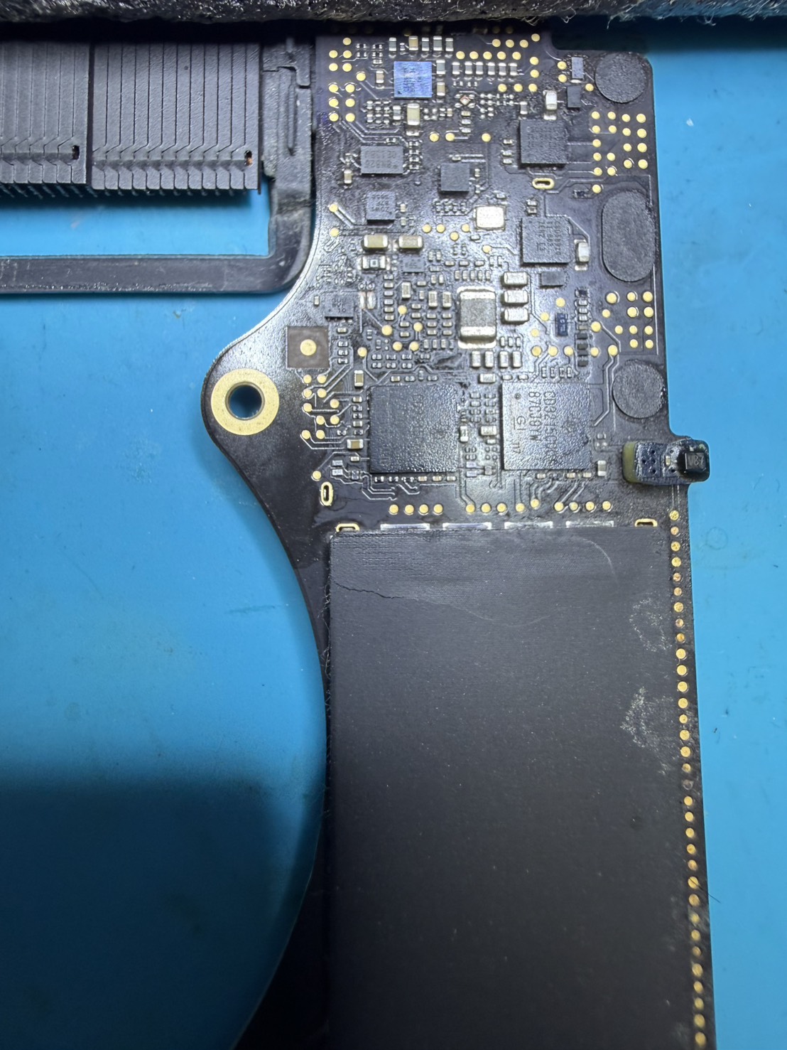 修理後:新品ICチップ交換完了(MacBook Pro A1990)