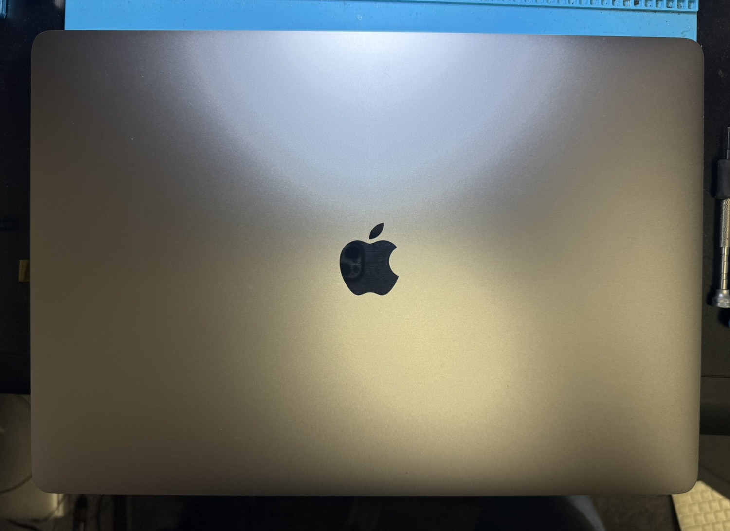使用中に電源が落ちたMacBook Pro A2141の外観