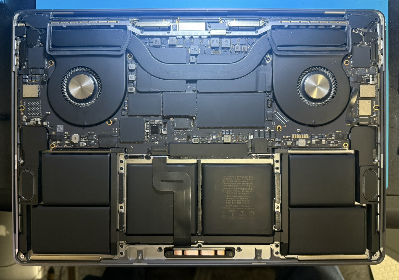 底面カバーを外したMacBook Pro A2141の内部
