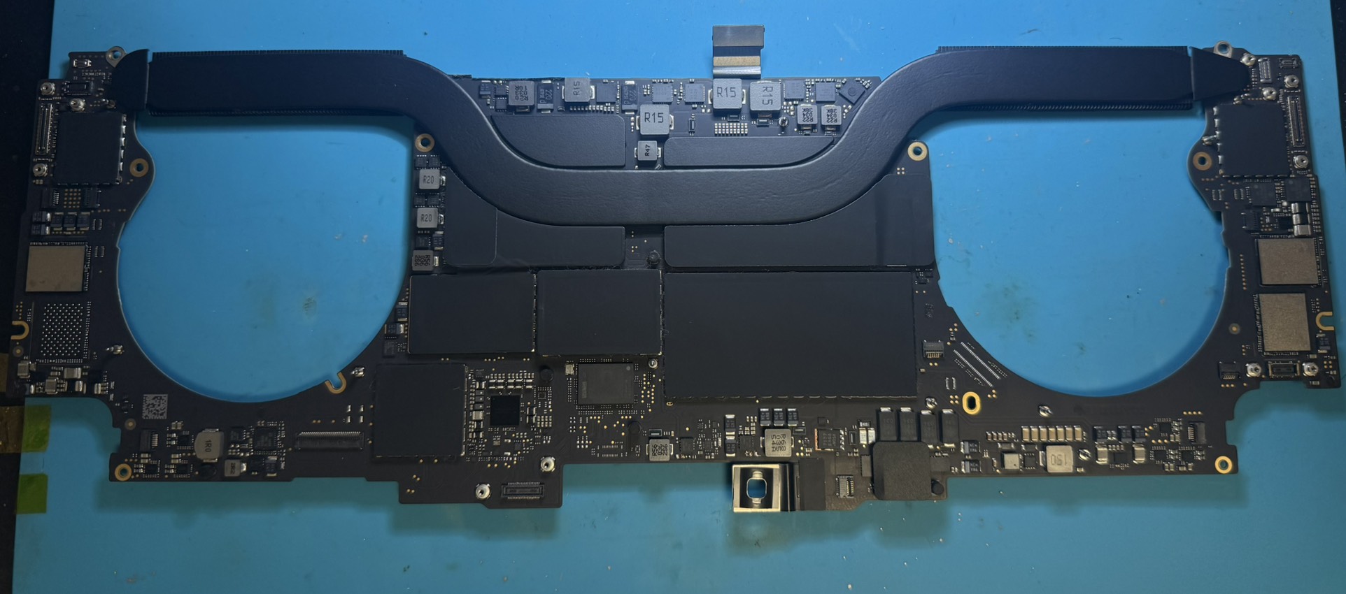 MacBook Pro A2141 ロジックボード表面