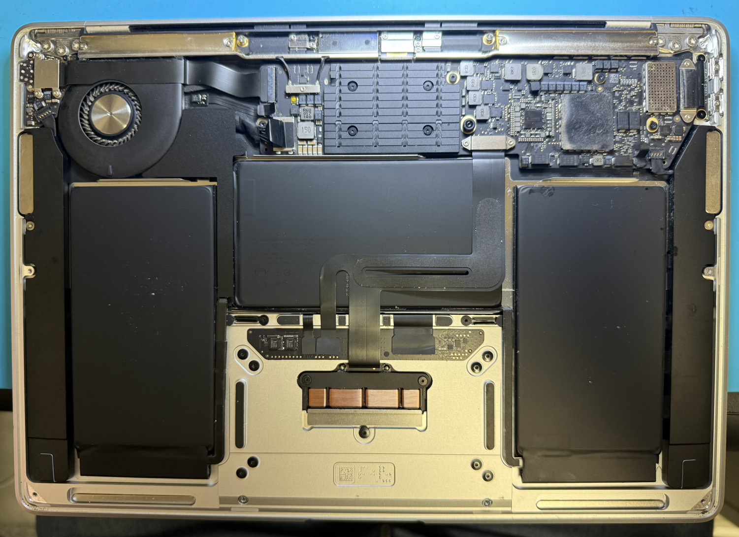 底面カバーを外したMacBook Air A2179の内部