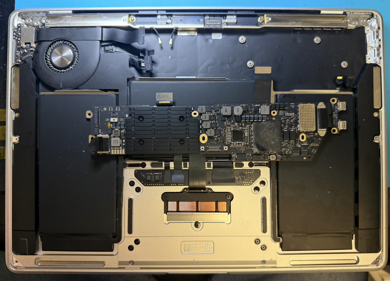 MacBook Air A2179 ロジックボード取り外し作業中