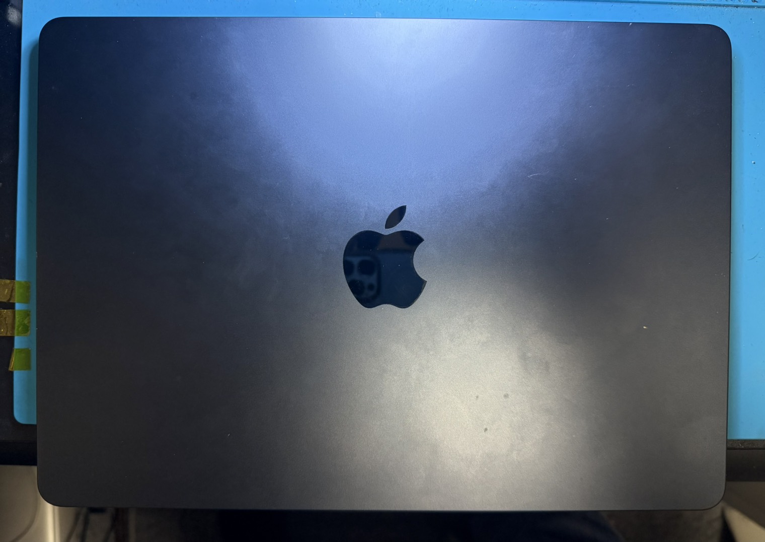 電源が入らないMacBook Air A2681の外観