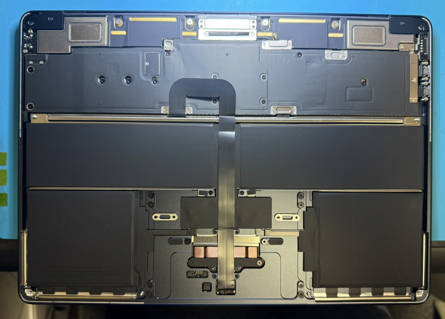 底面カバーを外したMacBook Air A2681の内部