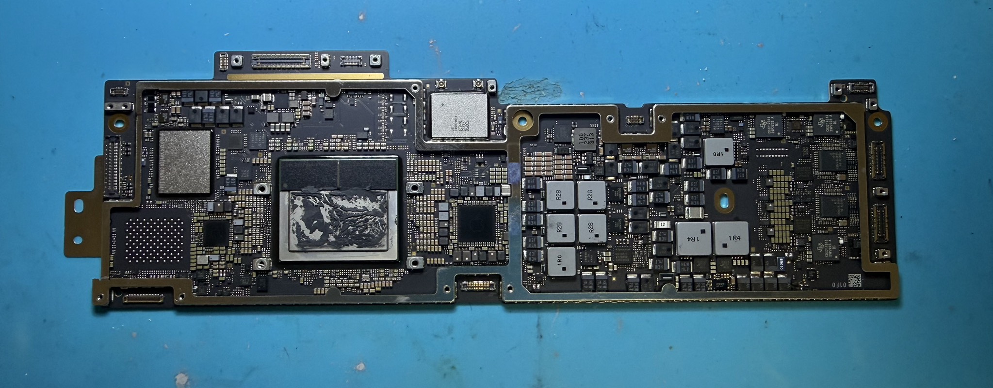 MacBook Air A2681 ロジックボード表面