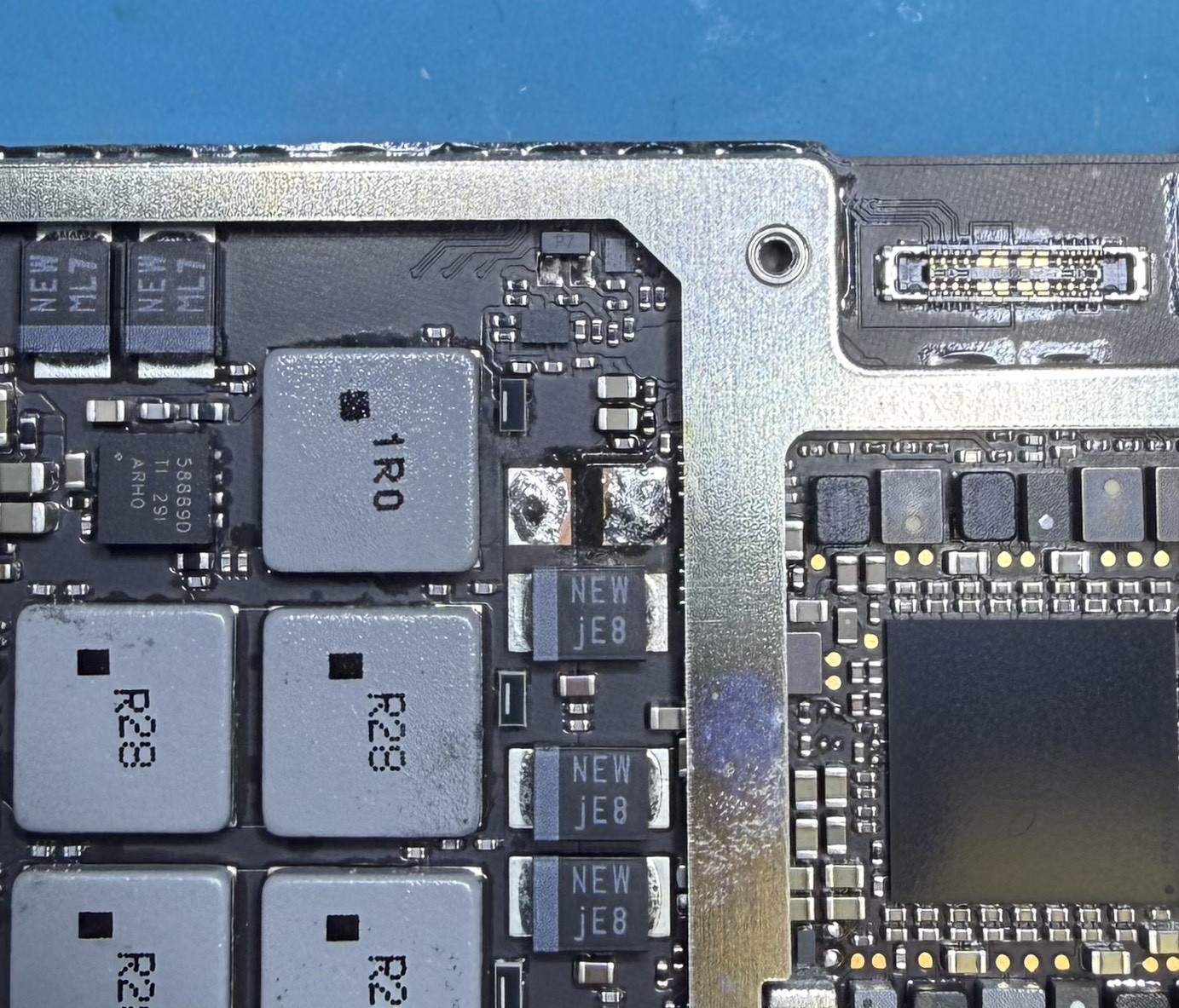 MacBook Air A2681 コンデンサC5890 取り外し後