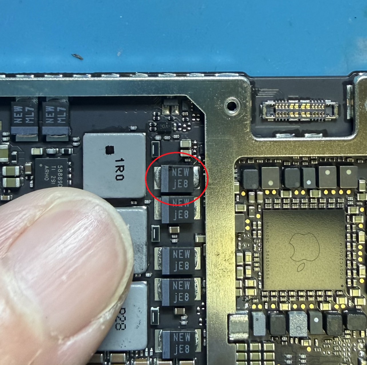 MacBook Air A2681 故障したコンデンサC5890