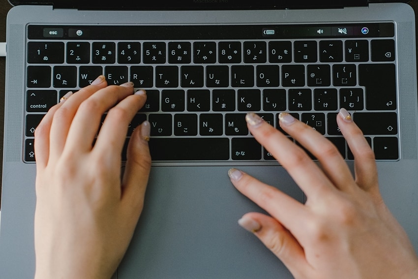 MacBookのトラックパッドが反応しない原因は?症状から切り分ける